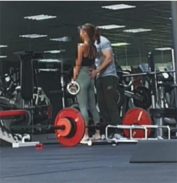 新加坡健身私教與女客戶接觸不當(dāng)被炒，辯解：是讓她感受肌肉發(fā)力