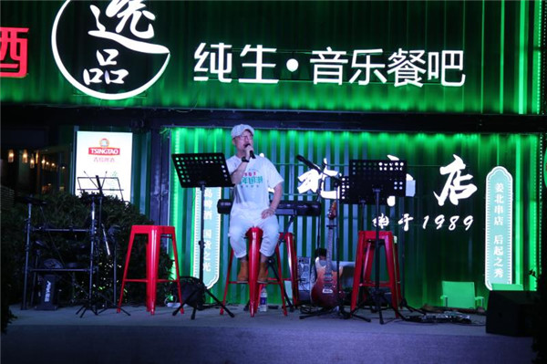  將復古女郎“請”到啤酒節(jié)，用年輕人的語言講述百年青啤的“新故事”