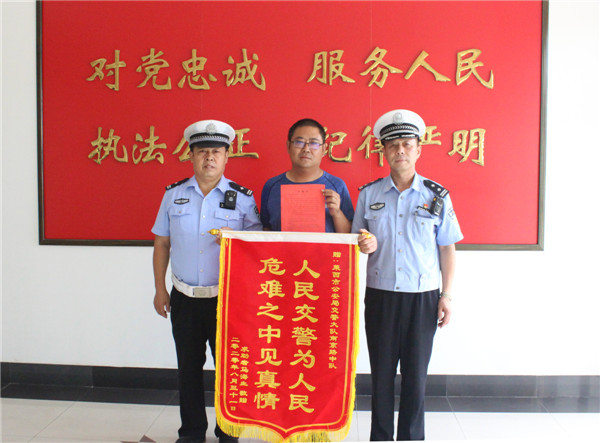 山東萊西:老太太被撞昏迷 執(zhí)勤交警火速開(kāi)道搶時(shí)間