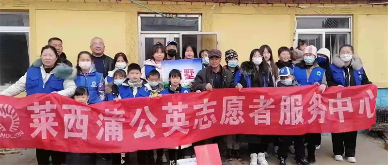 青島萊西水集街道月湖街社區(qū)開展“撿煙頭、倡文明”志愿服務(wù)活動