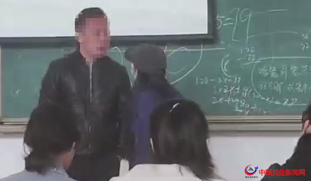 網(wǎng)傳山東一高校輔導(dǎo)員在教室內(nèi)毆打女生，校方：正在核查中